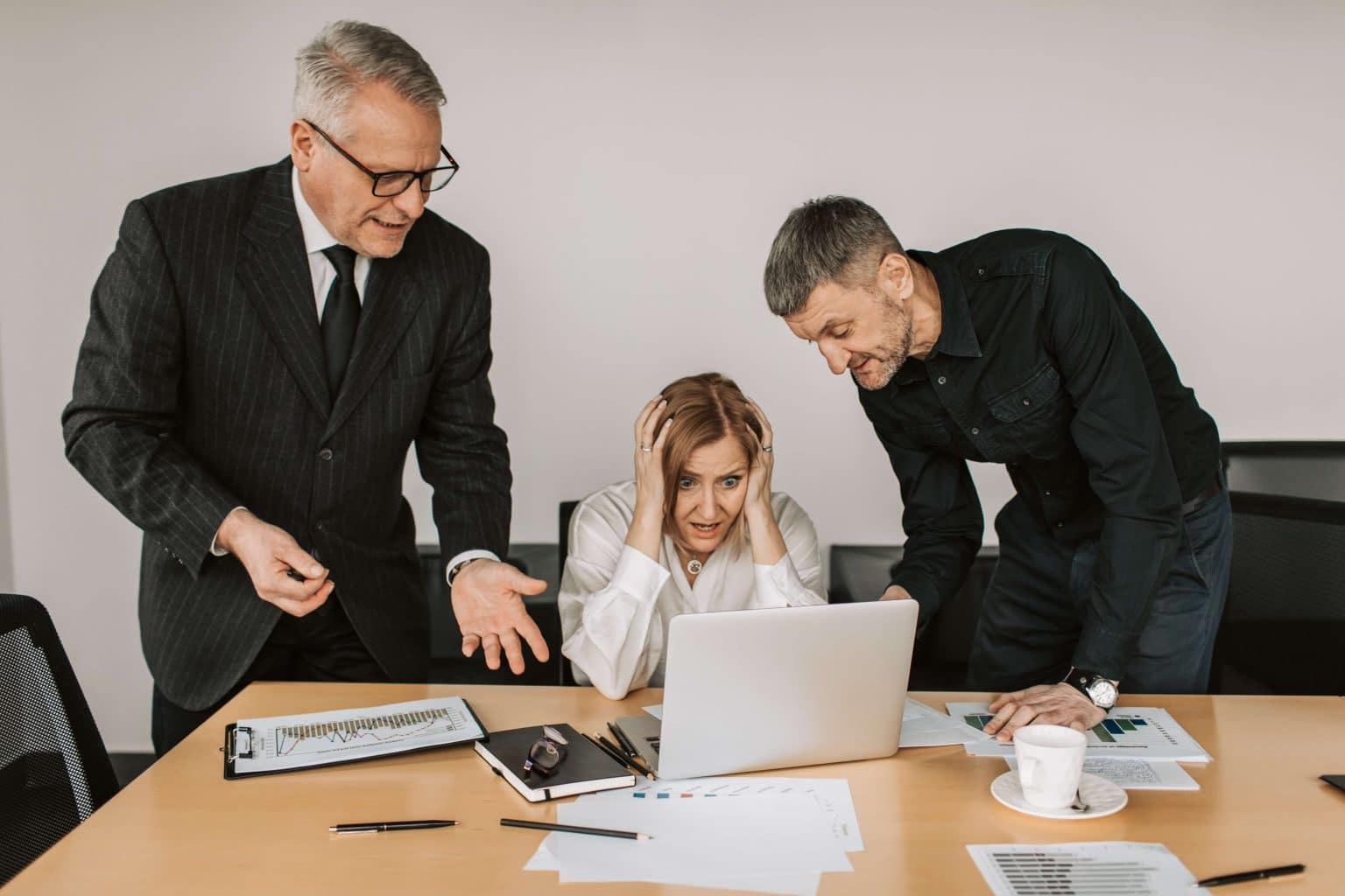 15 Early Warning Signs You Don’t Fit In At Work (And How To Deal With ...