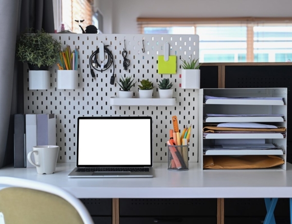 19 creative cubicle decor ideas to refresh your space