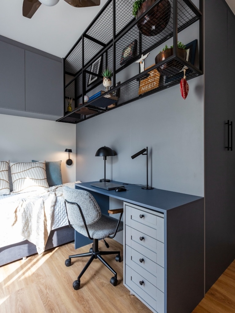 Chic & Gritty: 21 Aesthetic Industrial Home Office Designs 9 snapinsta ai 3672935076866546336