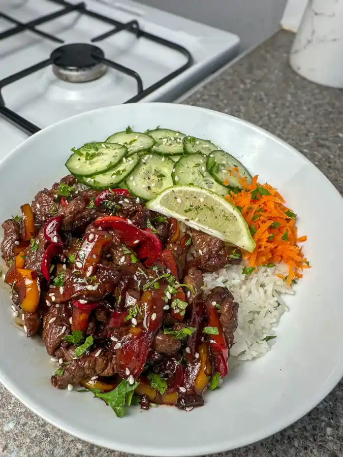 15 Easy 30g Protein Lunch Ideas for Work to Keep You Full All Day 10 Beef Stir-Fry Rice Bow