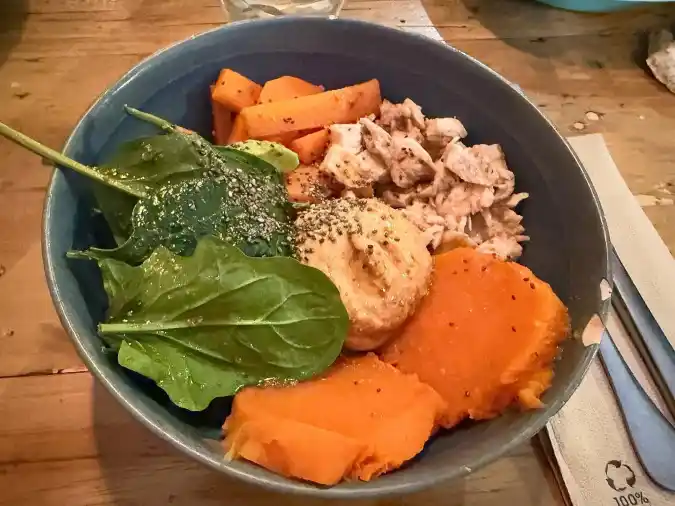 15 Easy 30g Protein Lunch Ideas for Work to Keep You Full All Day 1 Chicken & Veggie Bowl