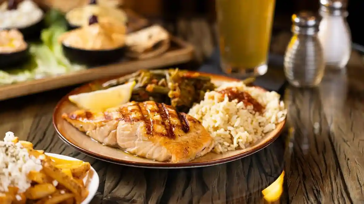 16 Healthy Low-Carb Bento Box Ideas for a Stress-Free Lunch 3 Grilled Salmon Veggie Pack