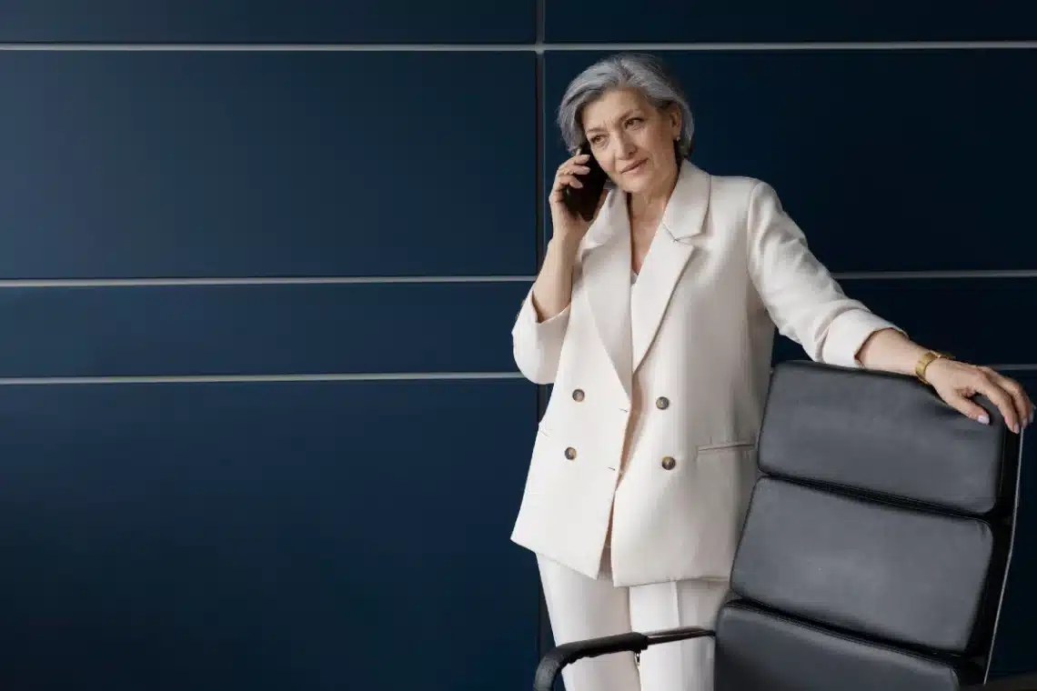 18 Elegant Office Outfit Ideas for Over 40 That Feel Awesome 5 18 Elegant Office Outfit Ideas for Over 40 That Feel Awesome