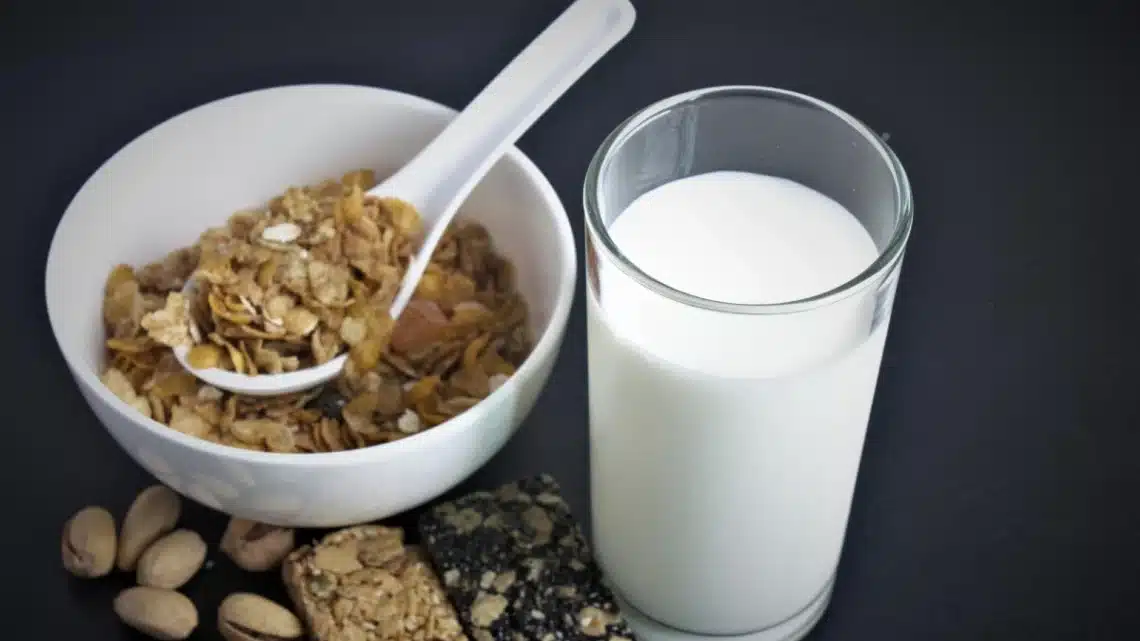 15 Office Snacks Under 200 Calories That Keep You Full Between Meetings 7 15 Office Snacks Under 200 Calories That Keep You Full Between Meetings