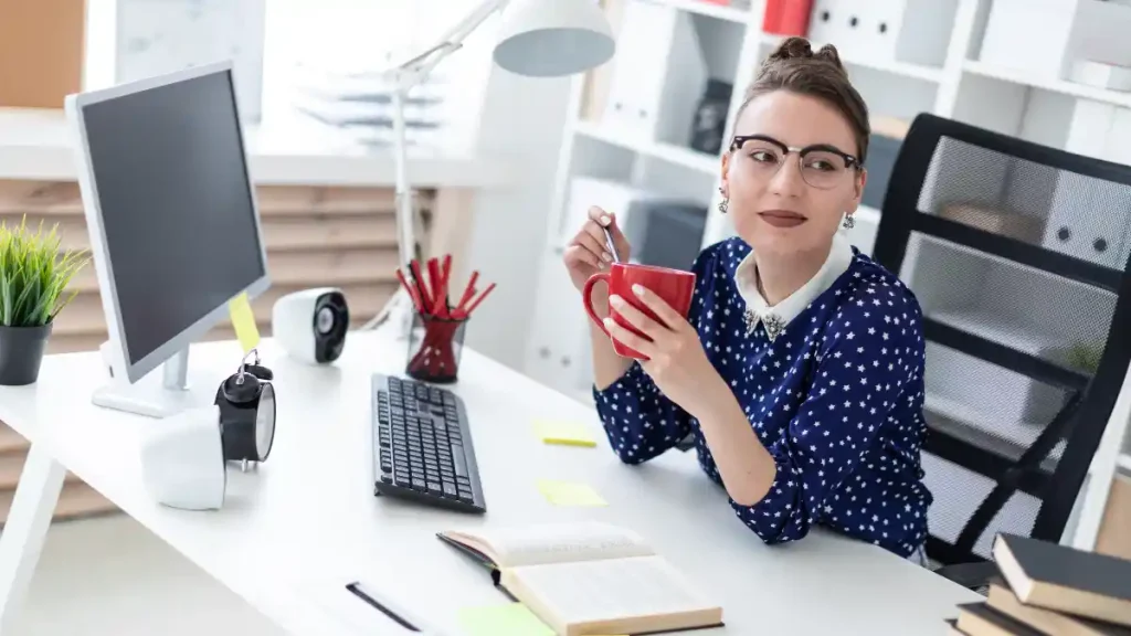 16 Creative office photoshoot ideas for Professional Personal Branding 16 Thoughtful Desk Moment