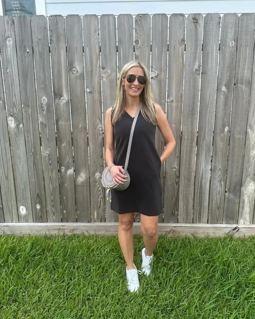 16 Chic Work Outfits With Sneakers That Still Look Professional 12 12 1