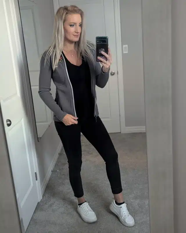 16 Chic Work Outfits With Sneakers That Still Look Professional 3 3