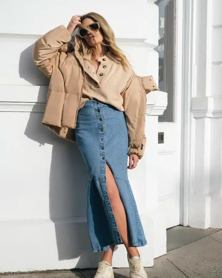 16 Chic Work Outfits With Sneakers That Still Look Professional 7 7