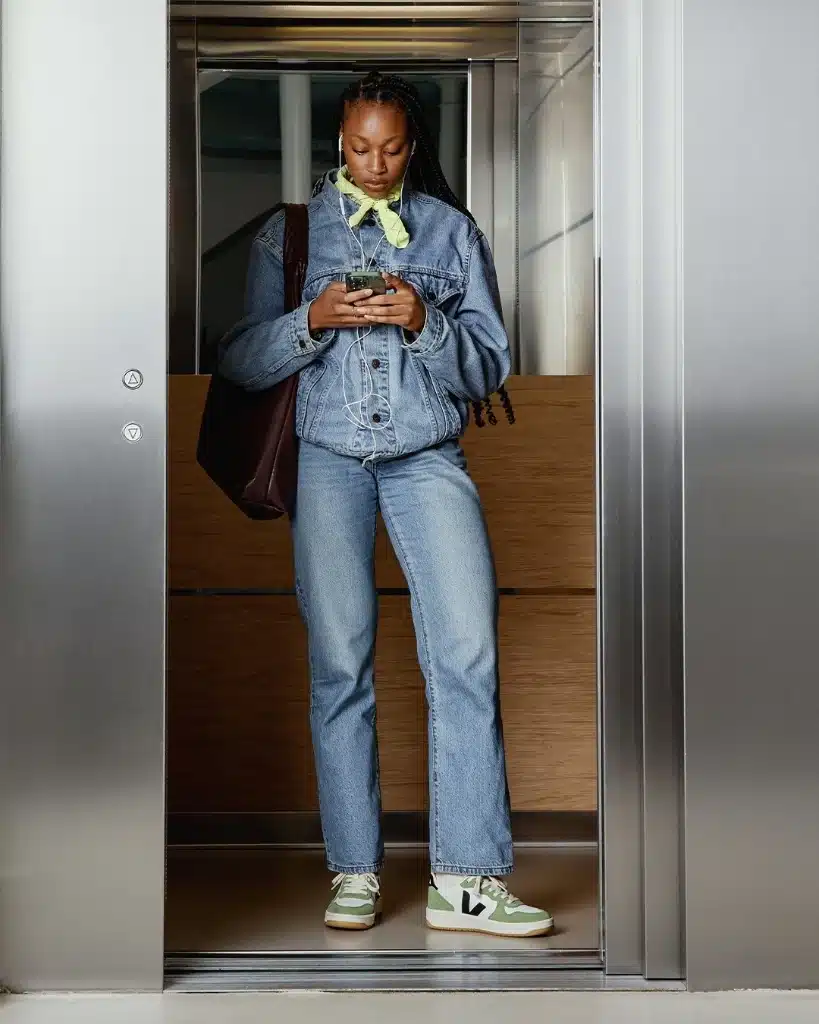 16 Chic Work Outfits With Sneakers That Still Look Professional 8 8 1